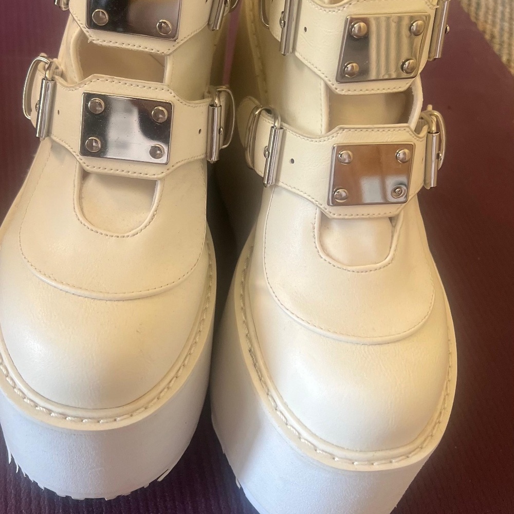 WHITE DEMONIA PLATFORM